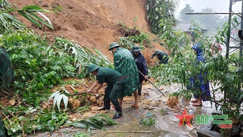 Đồn Biên phòng Na Loi tích cực hỗ trợ nhân dân khắc phục hậu quả mưa lũ